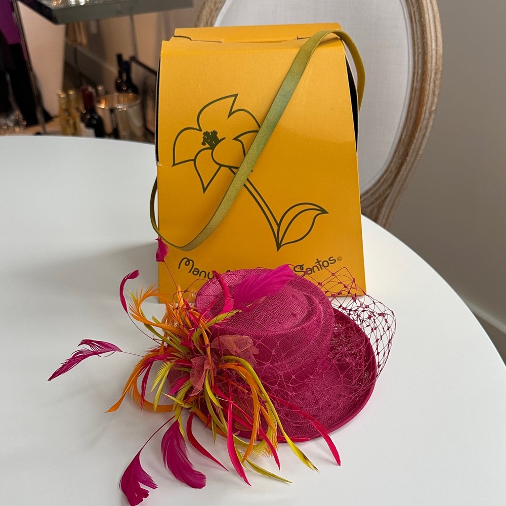 Manuela de los Santos Mini Feathered Hat 👒💅